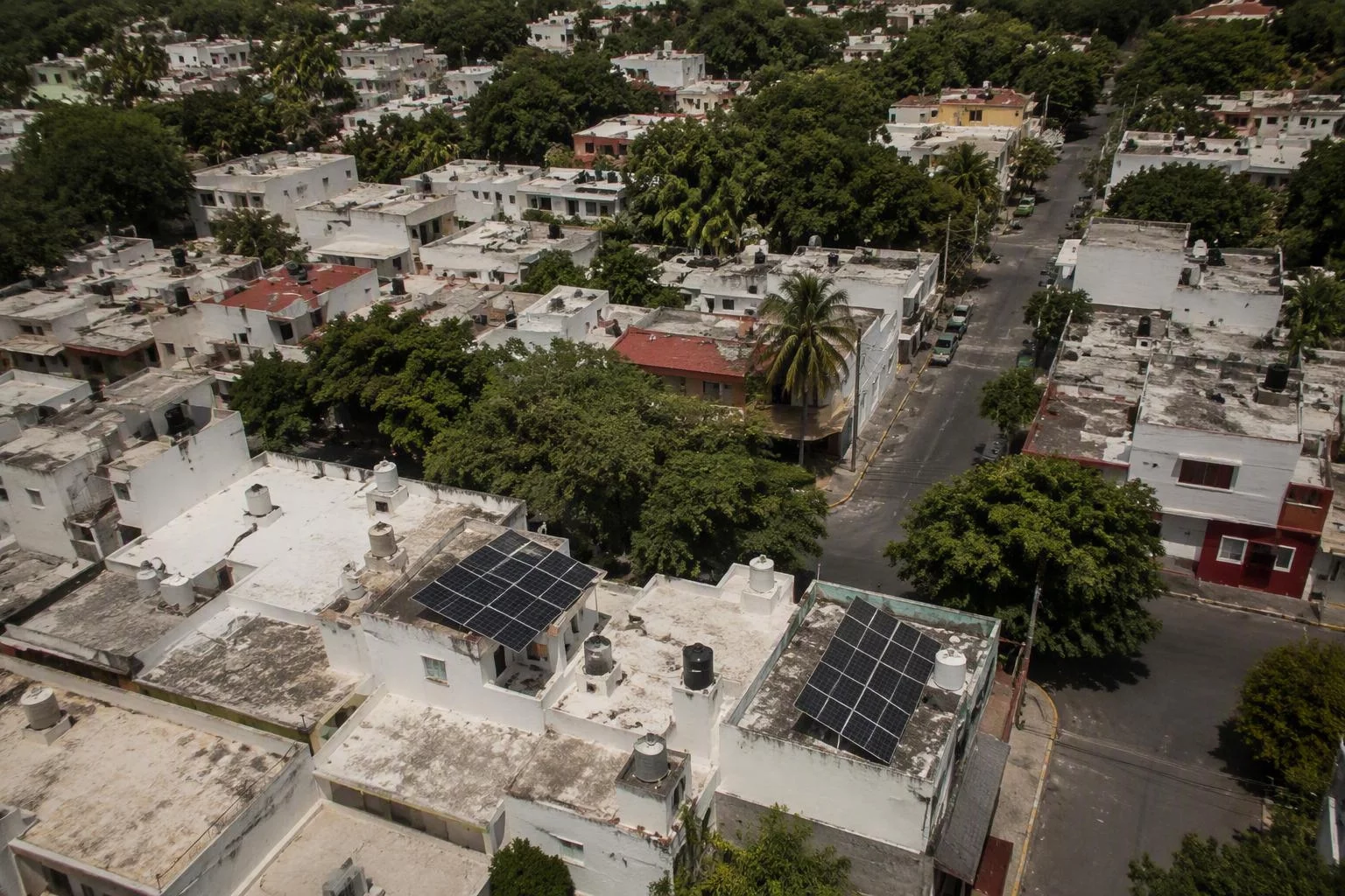 Vista desde el aire de una colonia residencial con azoteas planas en el sureste de México